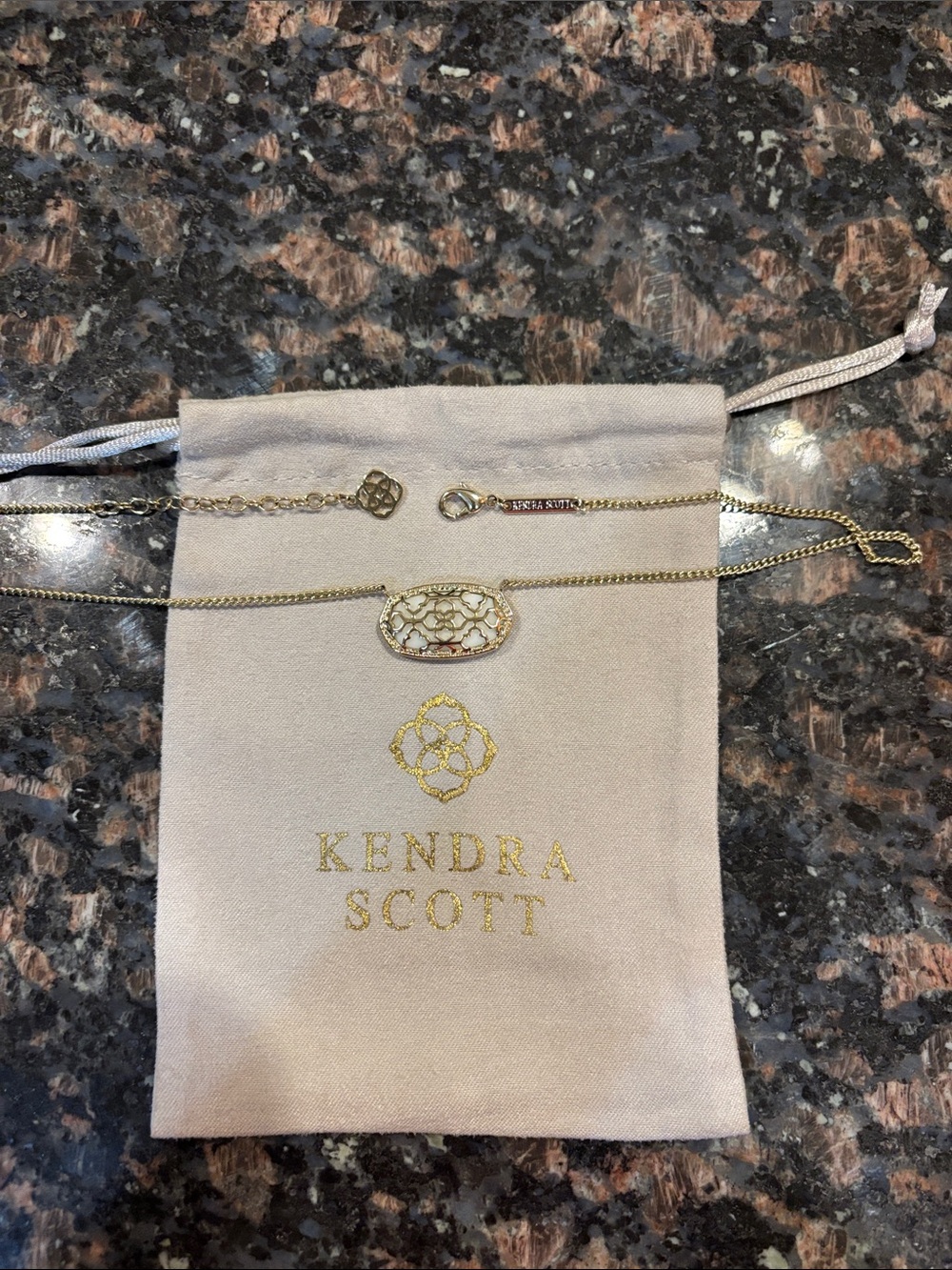 Kendra Scott Dylan Necklace Gold Iridescent Oval Pendant + Original Pouch - Picture 5 of 6